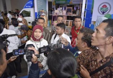 Harlina Sulistyorini Dirjen PKP Kementerian Desa, PDTT. dan Wakil Gubernur jabar Uu Ruzhanul Ulum Membuka acara RAKORDES 2019. Bandung (15/5/2019). Rakor ini yaitu melalui beberapa program Desa juara dalam aspek ekonomi, Desa digital dan Gerakan Membangun Desa (Gerbang Desa). Dan meluncurkan mobil Aspirasi Kampung Juara (Maskara). Mobil siaga multifungsi itu akan diberikan kepada 120 desa tahun ini.  Foto : Mugi/Kemendes PDTT