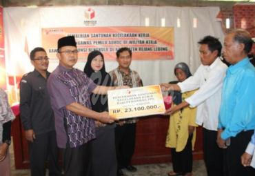 Penyerahan santunan secara simbolis di Aula Kantor Bawaslu Rejang Lebong, Bengkulu