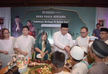 Menteri Desa, PDT dan Transmigrasi Eko Putro Sandjojo serta Menteri Ketenagakerjaan Hanif Dhakiri mengikuti buka puasa bersama pegawai Kemendes PDTT dan anak-anak yatim piatu di Jakarta, Selasa (21/5/2019). Foto: Humas Kemendes PDTT