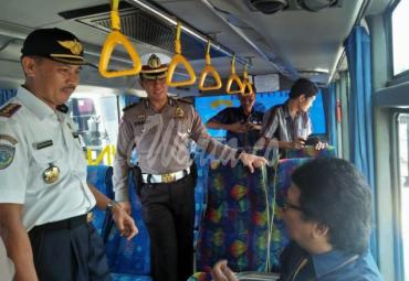 Kepala Dishub Perhubungan Provinsi Bengkulu, Drs Darpinudin saat melakukan Ramp Chek sejumlah PO Bus di Bengkulu