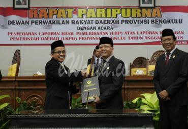 Penyerahan LHP oleh Kepala BPK Perwakilan Provinsi Bengkulu kepada Gubernur Bengkulu