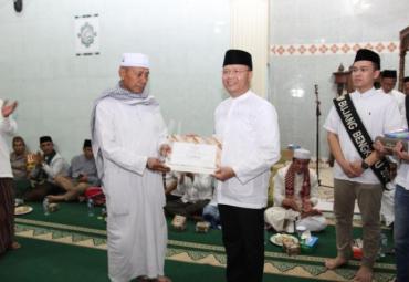 Gubernur Bengkulu (Dr. H. Rohidin Mersyah) serahkan bantuan kepada pengurus Masjid