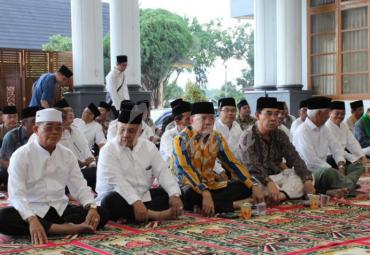 Gubernur Bengkulu bersama Bupati Rejang Lebong dan sejumlah pejabat lainya dalam acara buka bersama di Rumah Dinas Bupati Rejang Lebong