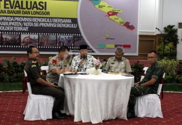 Gubernur Bengkulu (Dr. H. Rohidin Mersyah) pimpin rapat evaluasi pasca bencana banjir di Bebgkulu