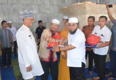 Walikota Bengkulu (H. Helmi Hasan, SE) bagikan 4000 paket sembako