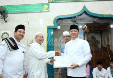 Gubernur Bengkulu (Dr. H. Rohidin Mersyah) serahkan bantuan kepada pengurus masjid Akbar Rawa Makmur