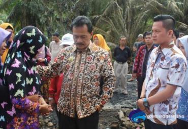 Bupati Benteng (Dr. H. Ferry Ramli) memberikan bantuan korban kebakaran