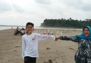 Salah satu pengunjung tampak hepi dan berfoto-foto bersama buah hatinya 