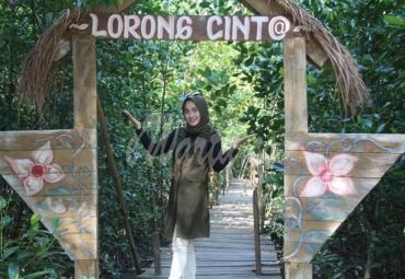 Wisata ini juga menyediakan spot-spot untuk berselfi ria dan berfoto bersama rekan atau keluarga anda semua