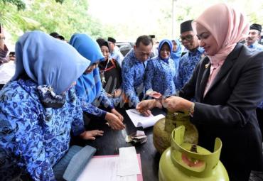 Bupati Luwu Utara, Indah Putri Indriani pantau langsung penukaran tabung gas elpiji 3kg ke 5kg dari ASN di jajaran Pemkab Luwu Utara, Sulawesi Selatan