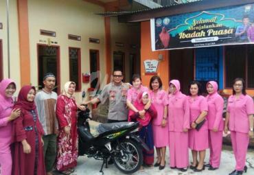 Penyerahan bantuan satu unit sepeda motor diterima oleh Ketua Yayasan Nur Amin (SLB)