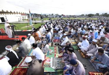 Sholat Ied bersama, Ribuan jamaah padati Bandara Andi Djemma