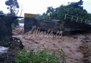 Tiga jembatan putus dan aktifitas warga lumpuh total
