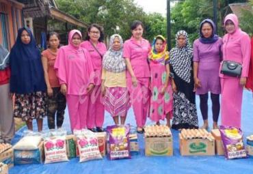 Ibu Bhayangkari Polres Luwu Utara bagikan sembako bagi warga tak mampu di Desa Kariango Kecamatan Baebunta, Luwu Utara, Sulawesi Selatan