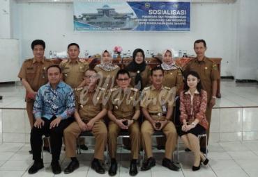 Dinas Kominfo BS berfoto bersama pemateri dan peserta Bimtek