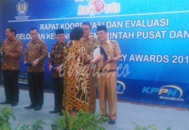 Penyerahan penghargaan Treasury Awards 2019 kepada Kepala Dinas Kesehatan Provinsi Bengkulu, Herwan Anthoni, M. Kes