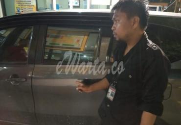 Wartawan Harian Rakyat Sulsel (Haerul) menunjukan bekas lemparan oleh orang tak bertanggung jawab