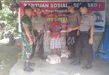 Polsek dan Koramil Baebunta serahkan bantuan sosial untuk 3 KK kurang mampu