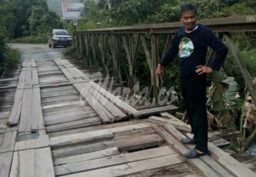 Wabup Luwu Utara, Muhamnad Tahar Rum meninjau langsung lokasi terjatuhnya Alm Bripda Ronaldo Naspatiko jembatan di Kanandede Kecamatan Rongkong, Luwu Utara, Sulawesi Selatan