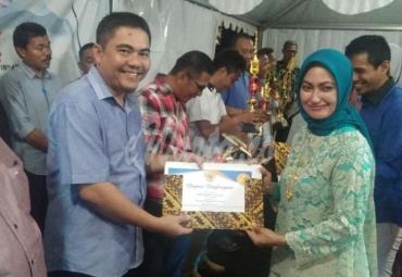 Penyerahan piagam penghargaan Bupati Luwu Utara kepada Camat Sukamaju Selatan atas inovasi yang diraihnya