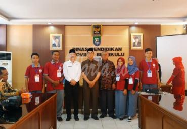 Asisten III Provinsi Bengkulu, Gotri Suyanto berswafoto bersama 