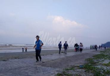 Olahraga santai di Pantai Panjang Bengkulu, badan sehat, pikiran fress hati pun riang 