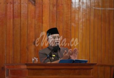 Bupati Bengkulu Selatan, Gusnan Mulyadi saat menyampaikan jawaban terhadap pandangan umum fraksi-fraksi