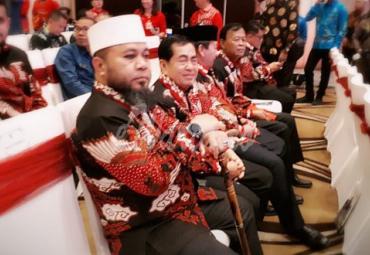 Walikota Bengkulu (H. Helmi Hasan, SE) tampak memegang tongkat saat menghadiri pertemuan APEKSI di Semarang