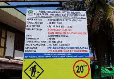 Papan Kontrak pengerjaan dengan kontraktor tertera jelas anggaran 13 milliar Rupiah lebih bersumber APBD