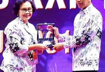 Ketua Umum PGRI Unifah Rosyidi terima penghargaan dari Presiden RI Joko Widodo