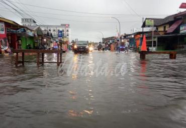 Banjir selalu menggenangi sepanjang jalan Putri Gading Cempaka, Penurunan Kota Bengkulu, Senin (8/7/2019)