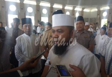 Walikota Bengkulu (H. Helmi Hasan, SE) saat di wawancarai awak media