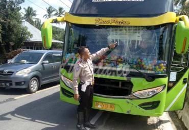 Anggota Satlantas Polres Seluma menunjukan kaca bus yang retak