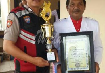 Kades Bakka di dampingi Bhabinkabtibmas terima penghargaan juara 3 