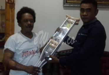 Unit Regident Polres Luwu Utara, memberikan bantuan tongkat penyanggah terhadap Wartawan alami kecelakaan akibat speed trap