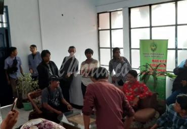 Puluhan guru seni yang tergabung dalam Gerakan Seniman Masuk Sekolah geruduk Kantor Dinas Pendidikan dan Kebudayaan Kota Bengkulu, Senin (15/7/2019)
