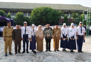 Gubernur didamping Kepala Dinas Dikbud Provinsi Bengkulu berswafoto bersama siswa dan guru 