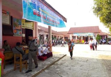 Hari pertama masuk sekolah SDN 62 berjalan lancar, tampak sejumlah anggota Satpol PP ditempatkan di sekolah ini