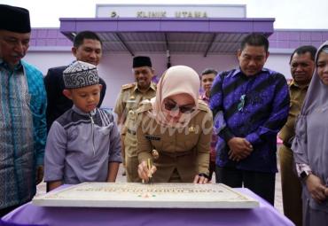 Bupati Luwu Utara tanda tangani prasasti di resmikanya klinik Utama Alif Medika