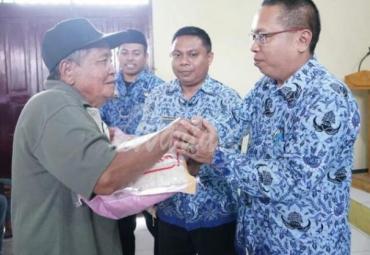 Penyerahan bantuan diserahkan langsung oleh Kepala Dinas Sosial, A. Pabeangi