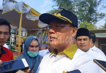 Gubernur Bengkulu (Dr. H. Rohidin Mersyah) saat memberikan keterangan kepada wartawan