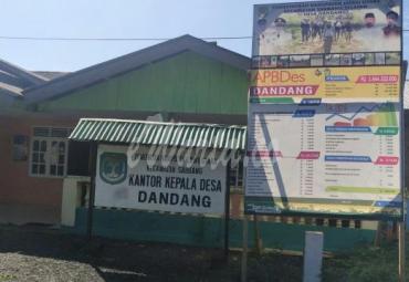 Baliho transparasi anggaran Dana Desa di pasang di depan Kantor Desa Dandang