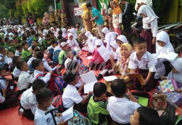 Buntut tak kunjung usainya konflik antara Pemkot dan ahli waris, Siswa belajar di tengah jalan pasca penyegelan Sekolah SD Negeri 62 Kota Bengkulu oleh ahli waris, foto dokumen: Senin (22/7)