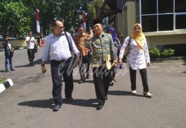 Tim Kuasa Hukum Pemkot didampingi Kabag Hukum, Diknas, Kepsek dan Komite SDN 62 mendatangi Polres Bengkulu, Kamis (25/7). Mereka diterima langsung oleh Kasat Reskrim Polres Bengkulu.