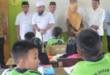 Walikota Bengkulu (H. Helmi Hasan, SE) saat mengunjungi Siswa SDN 62
