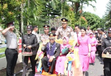 Kayuh becak, Kapolres dan Wakapolres Kepahiang antarkan dua perwiranya yang masuk Masa Purna Bhakti