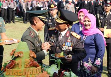 Danrem 041 Gamas memberikan kejutan kepada Kapolda Bengkulu