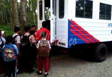 Tampak sejumlah pelajar akan menaiki angkutan gratis dari Polres Seluma