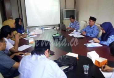 Serius, Anggota Dewan menyimak paparan yang diberikan oleh DKPKP DKI 