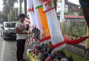 Salah satu pedagang atribut kemerdekaan